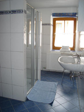 Beschreibung: Beschreibung: Beschreibung: Beschreibung: Beschreibung: Beschreibung: Beschreibung: Beschreibung: Beschreibung: Beschreibung: Beschreibung: http://members.aon.at/haus-neumayer/images/Fewo5%20Bad&Dz.JPG